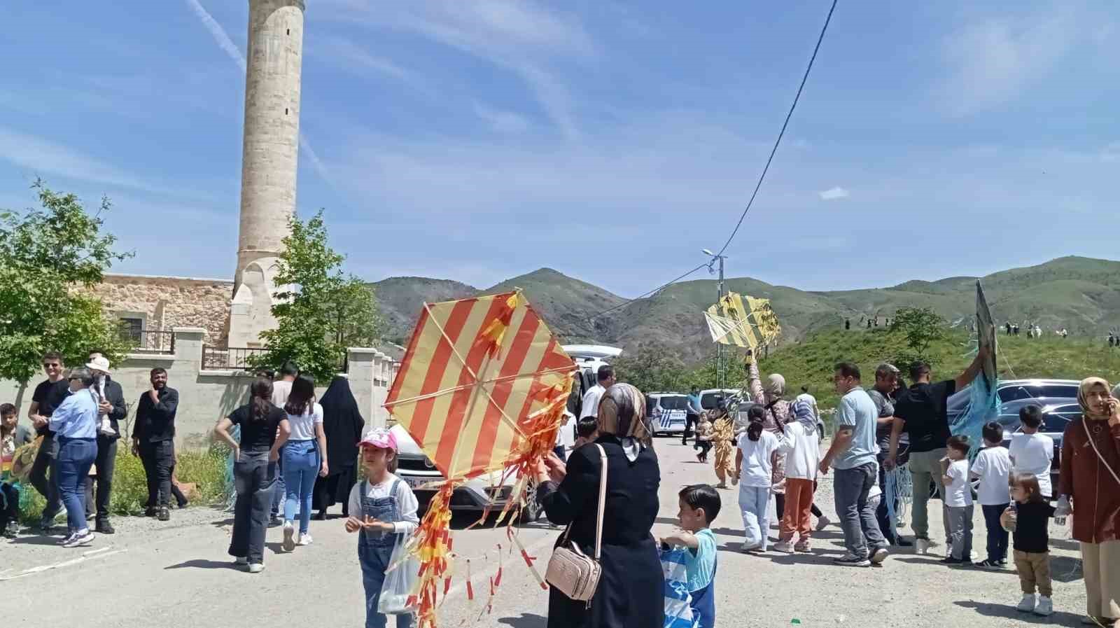 Vefat eden oğlu anısına uçurtma şenliği düzenledi
?v=1