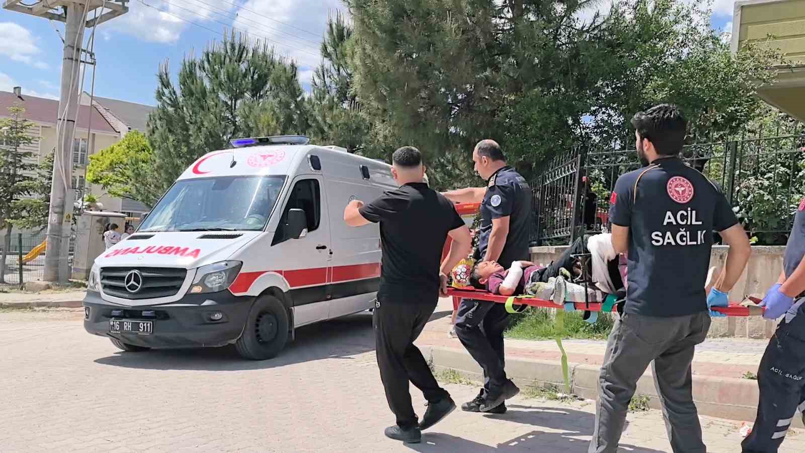 Bahçe duvarından atlarken bacağı demire saplanan çocuğu itfaiye kurtardı
?v=1