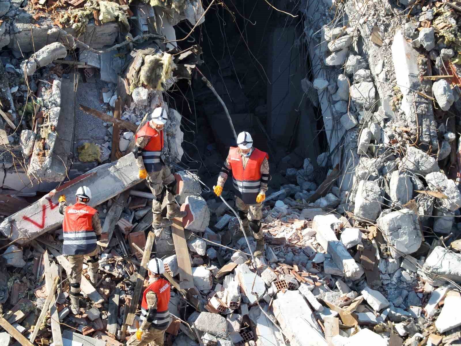 Balıkesir’de deprem tatbikatı gerçeği aratmadı
?v=1