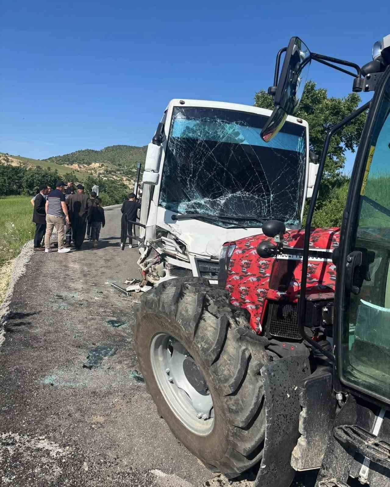 Tunceli’de öğrenci servisi kaza yaptı: 8 öğrenci yaralandı
?v=1