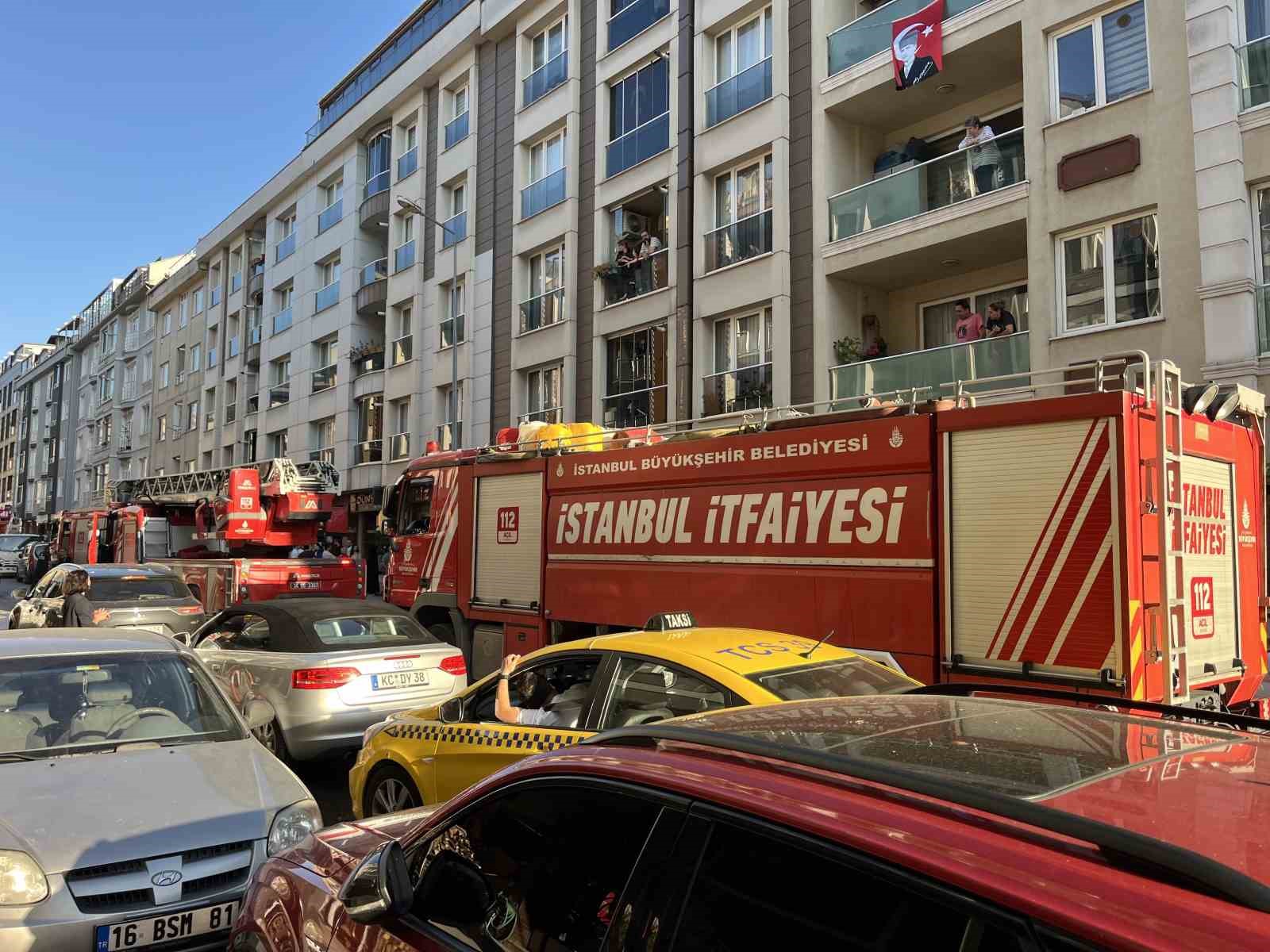 Eyüpsultan’da 7 katlı binanın çatısı alev alev yandı: Yangın iki binaya sıçradı
?v=1