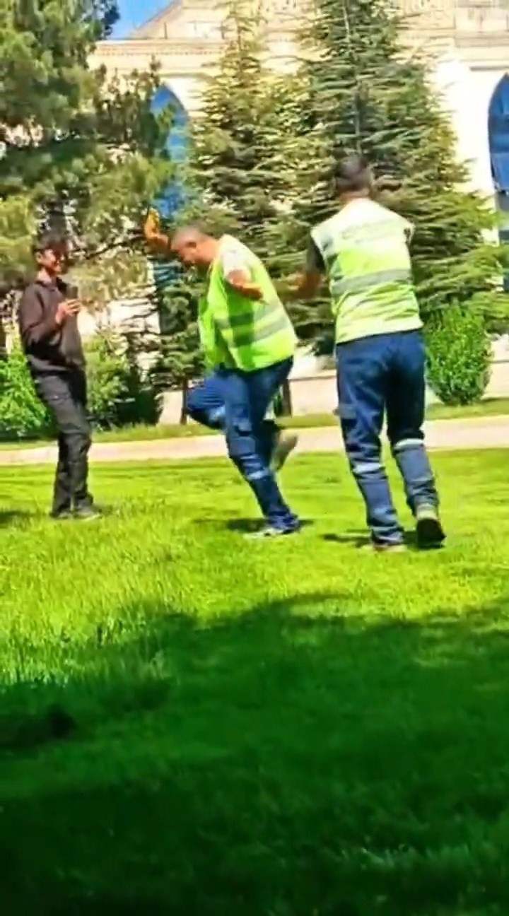 Davulun sesini duyan temizlik görevlileri, oynamaya başladı
?v=1