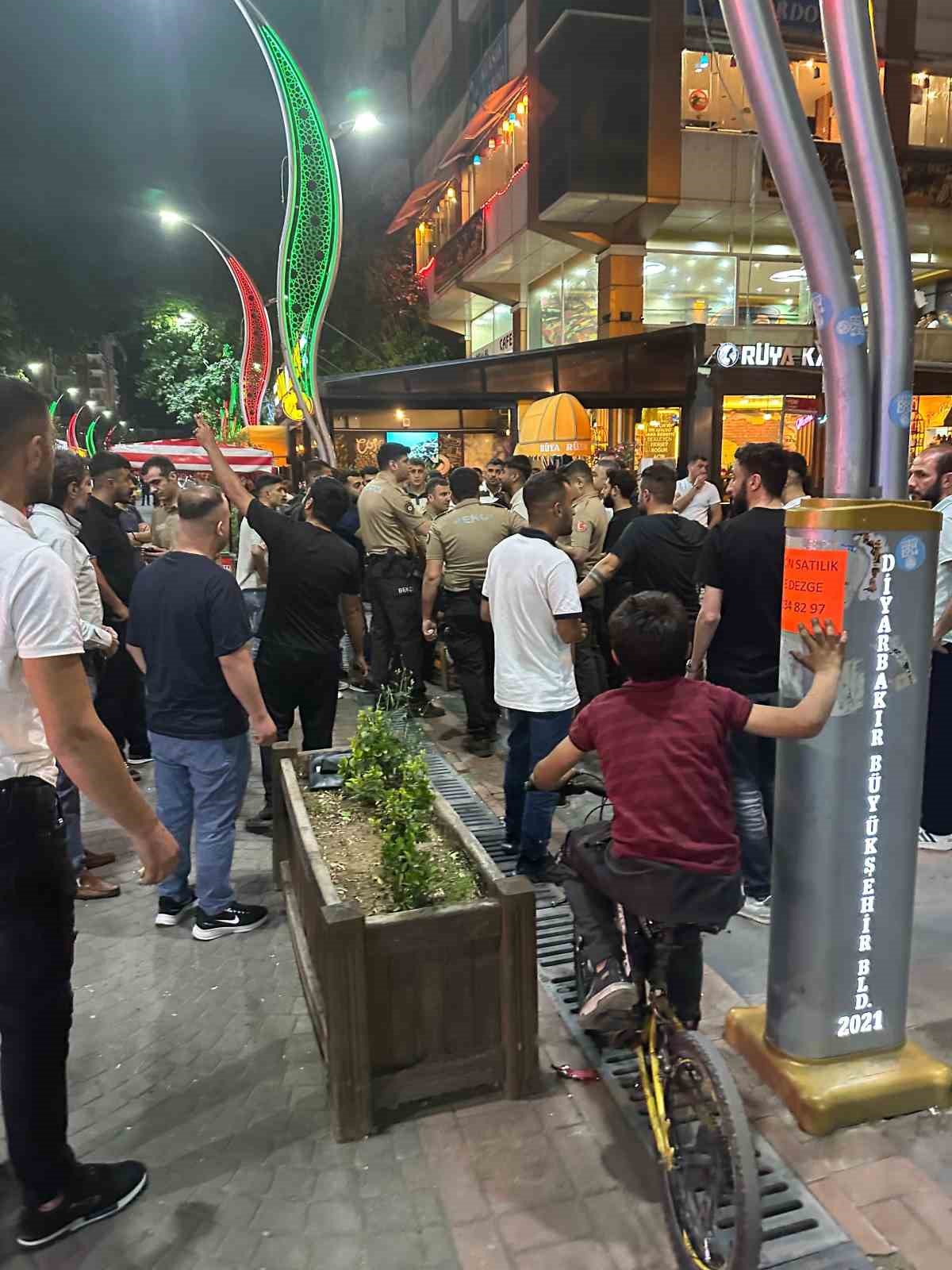 Ehliyetsiz motosiklet sürücüsünü yakalayan bekçiler ile vatandaşlar arasında gerginlik
?v=1