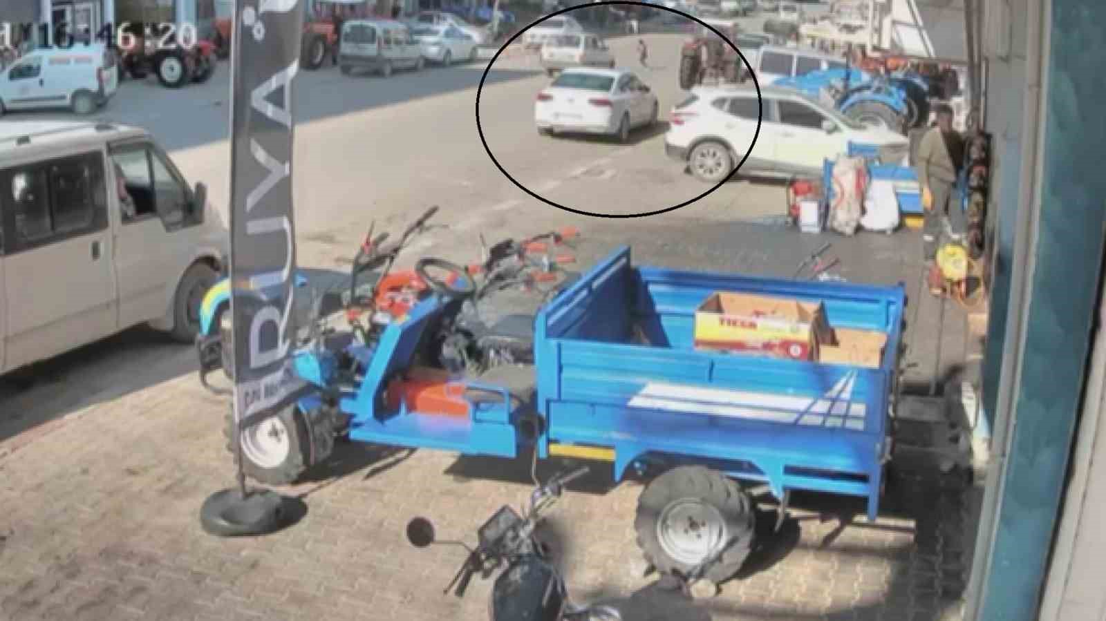 Koşarak yolun karşısına geçen çocuğa otomobil çarptı, o anlar kamerada
