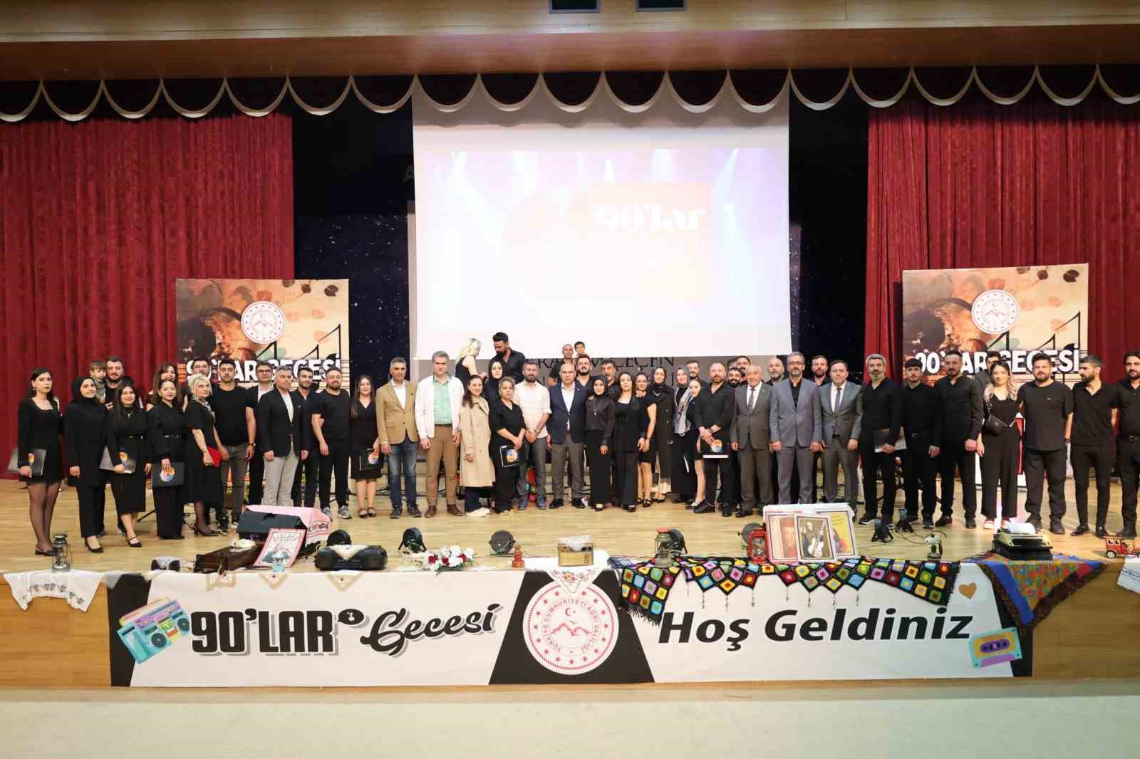 Ağrı’da  90’lar Gecesi nde nostalji dolu anlar yaşandı
