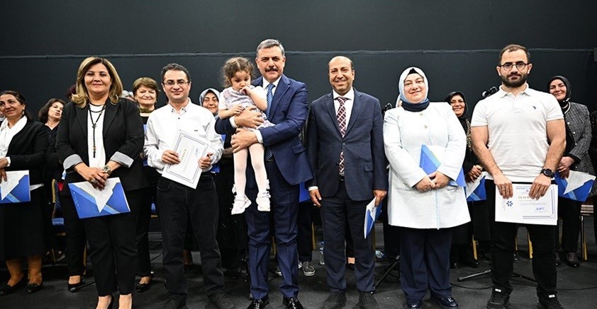 60 yaş üstü tazelenme üniversitesinde yıl sonu coşkusu yaşandı
