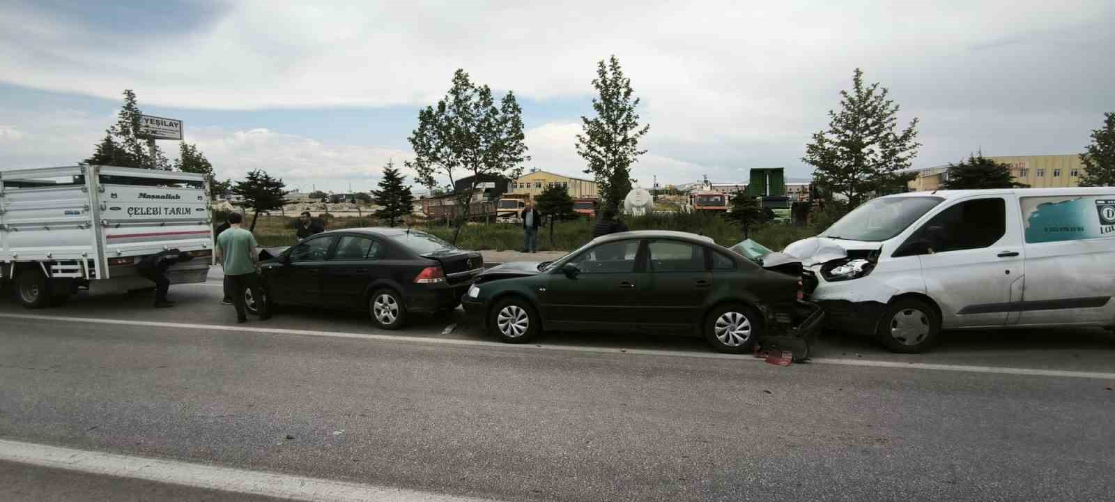 Afyonkarahisar’da zincirleme trafik kazası, 4 araç birbirine girdi
