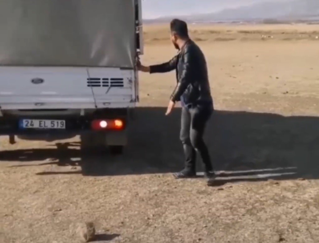 Erzincan’da ehliyet sınavı öncesi komik anlar yaşandı
