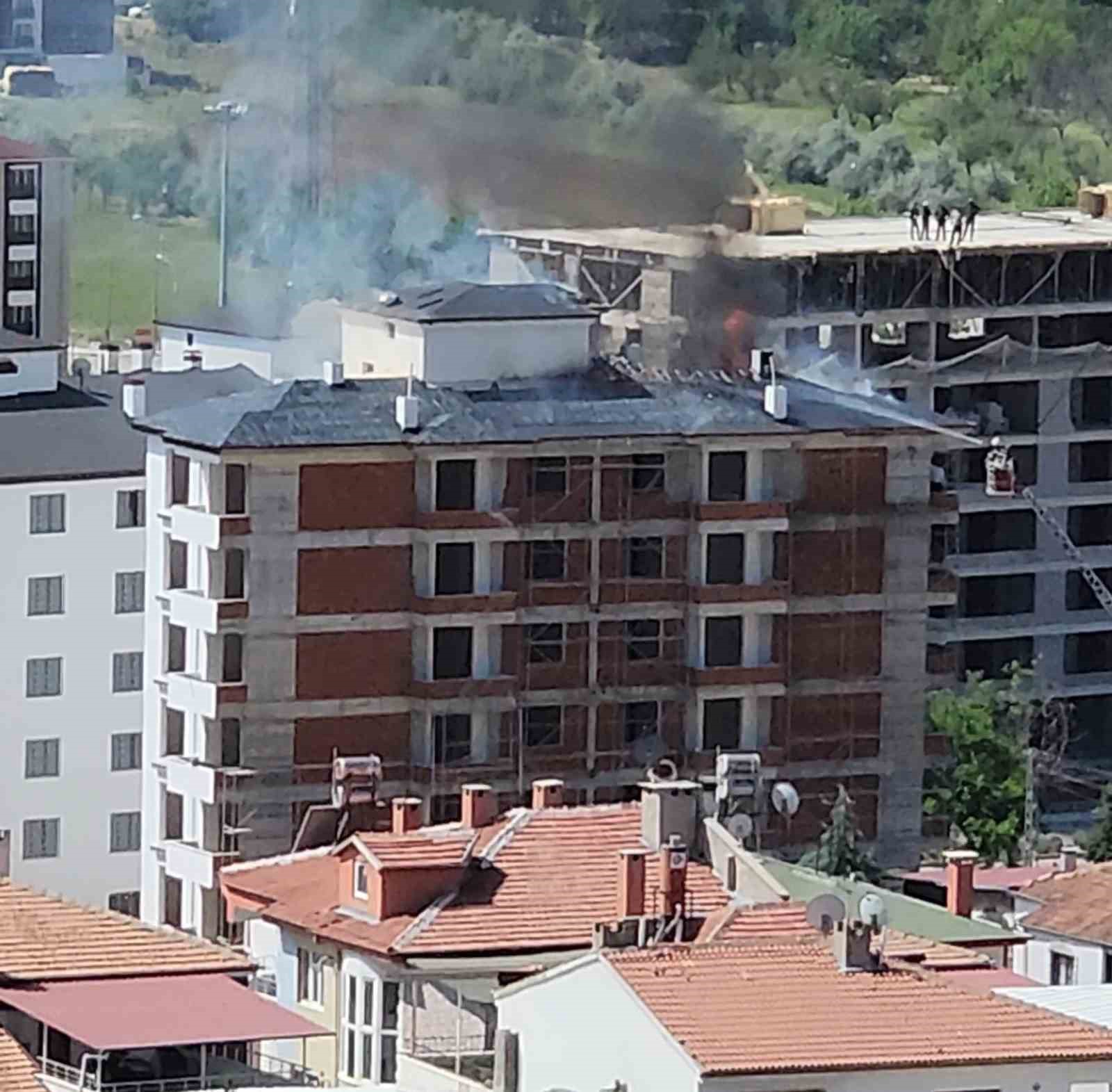 Elazığ’da inşaattaki çatı yangını söndürüldü
?v=1