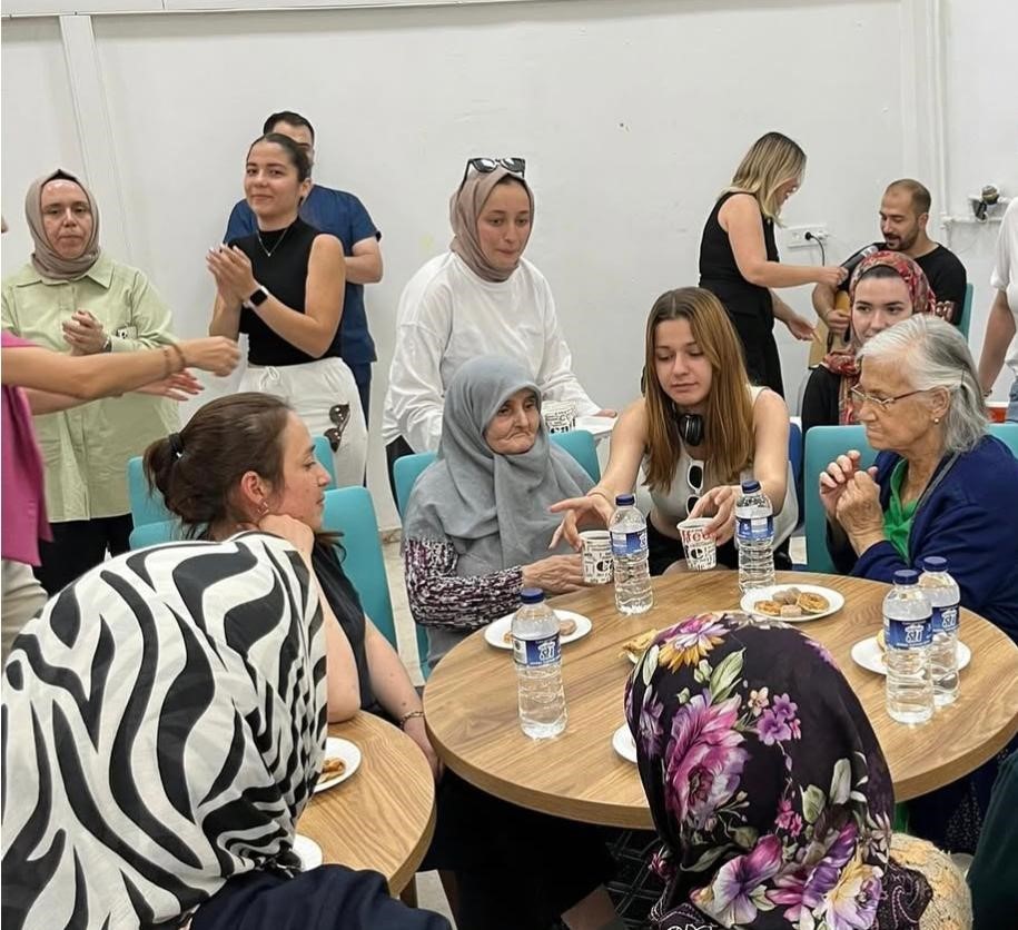 Kütahya’da öğrencilerden huzurevi sakinlerine egzersiz uygulaması
?v=1