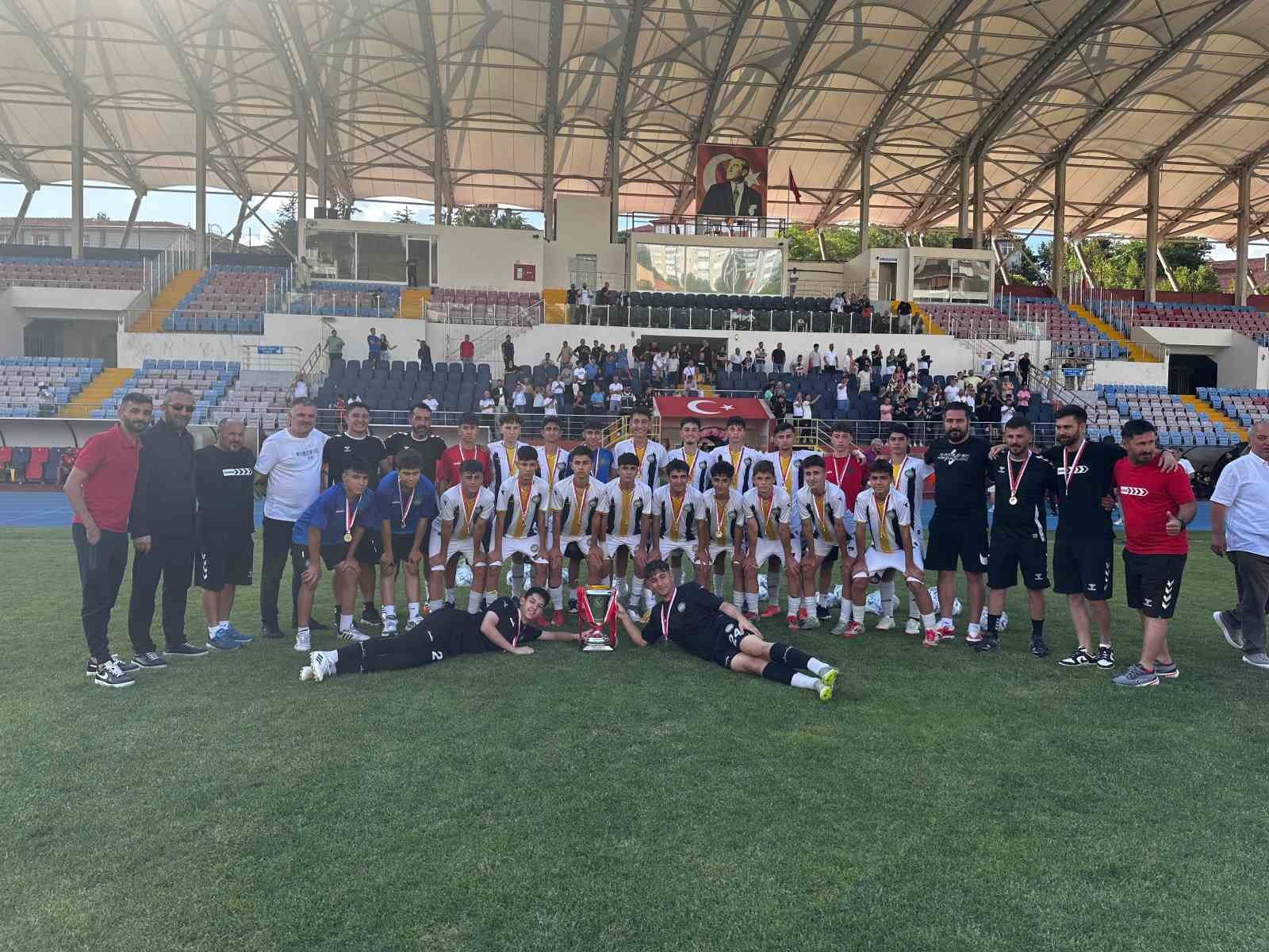 Başkan Yalçın:  Şampiyonu olan U15 takımımızı yürekten kutluyorum 
?v=1