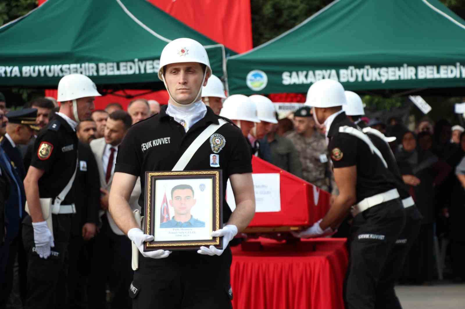 Çankırı’daki kazada hayatını kaybeden polis özel harekat kursiyeri Sakarya’da defnedildi
?v=1