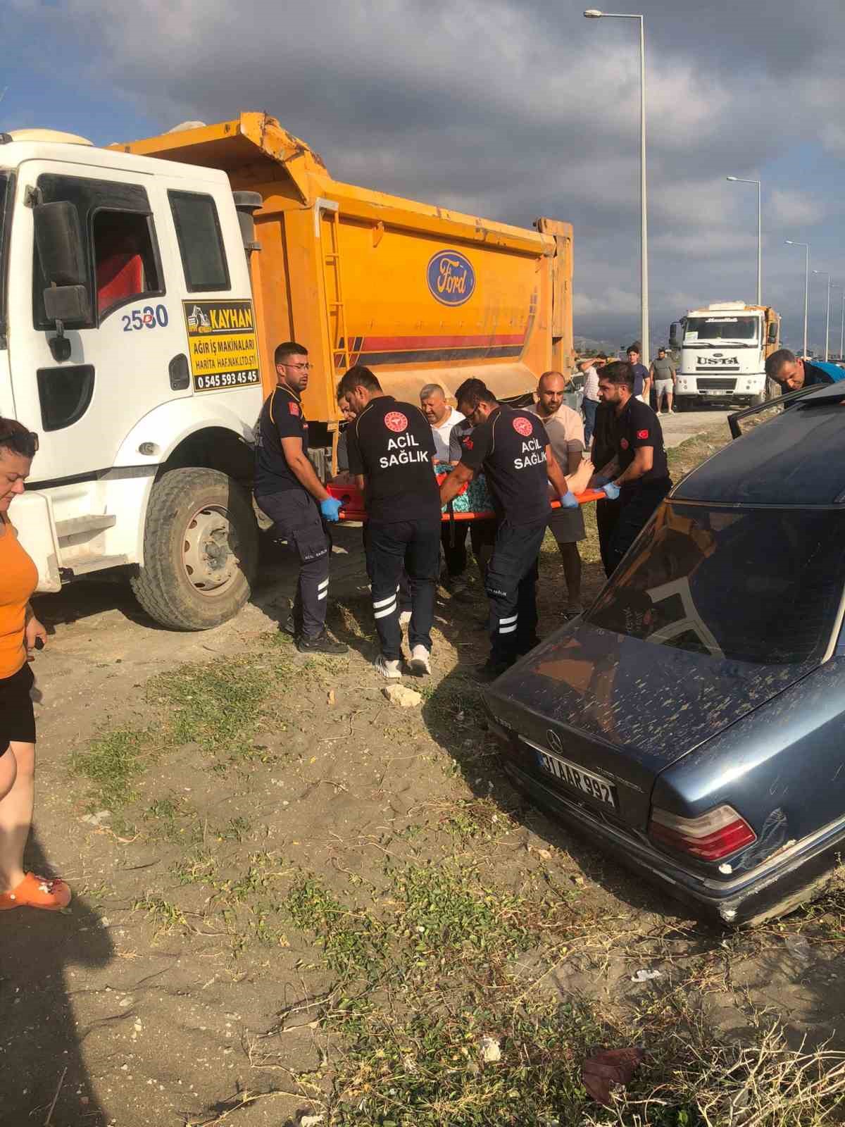 Park halindeki araca çarpıp kum tepesine saplandı
?v=1