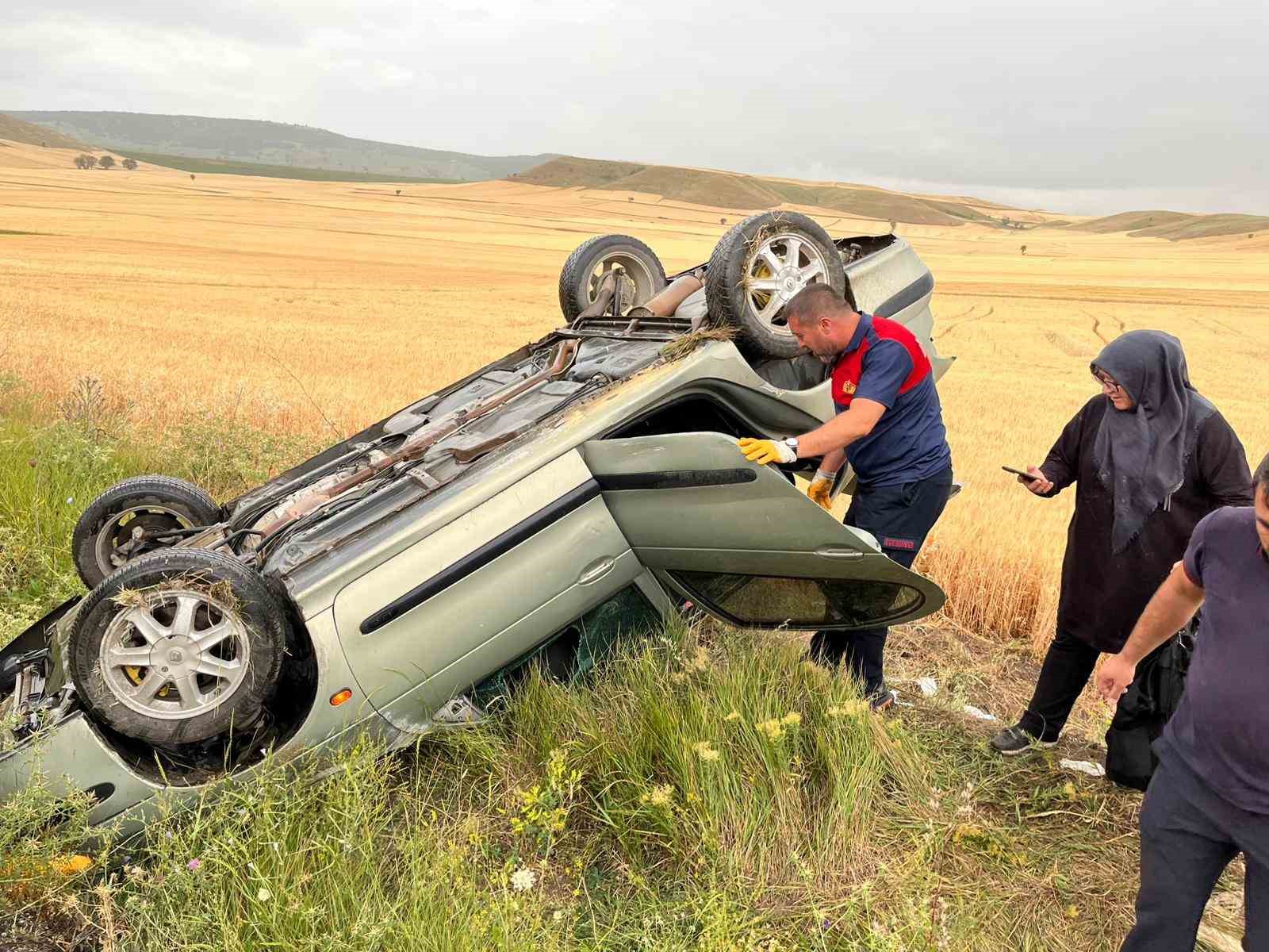 Yağmurun kayganlaştırdığı yolda otomobil takla attı: 3 yaralı
?v=1