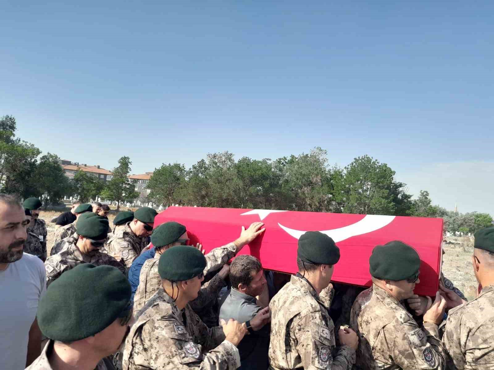 Kazada hayatını kaybeden özel harekat kursiyeri Konya’da toprağa verildi
?v=1