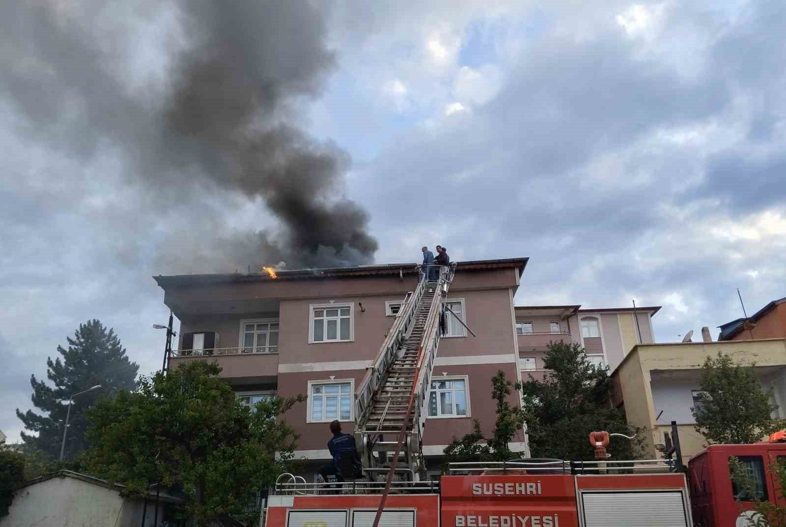 Sivas’ta korkutan çatı yangını
?v=1