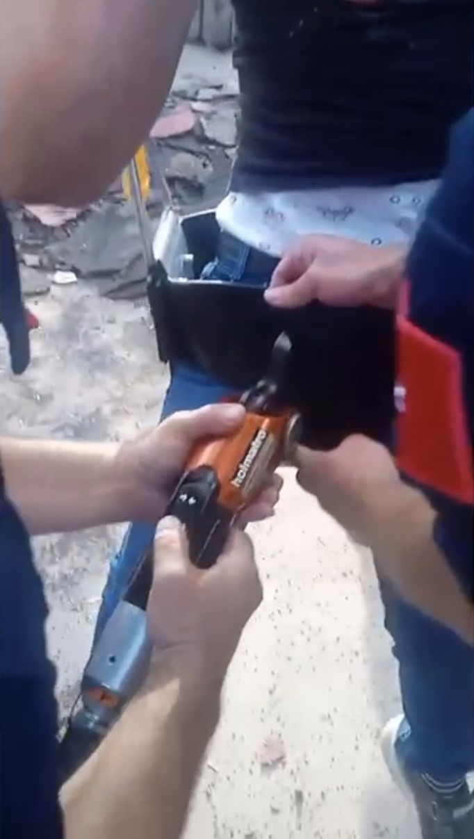 Salıncakta sıkışan çocuğu itfaiyeciler kurtardı
?v=1