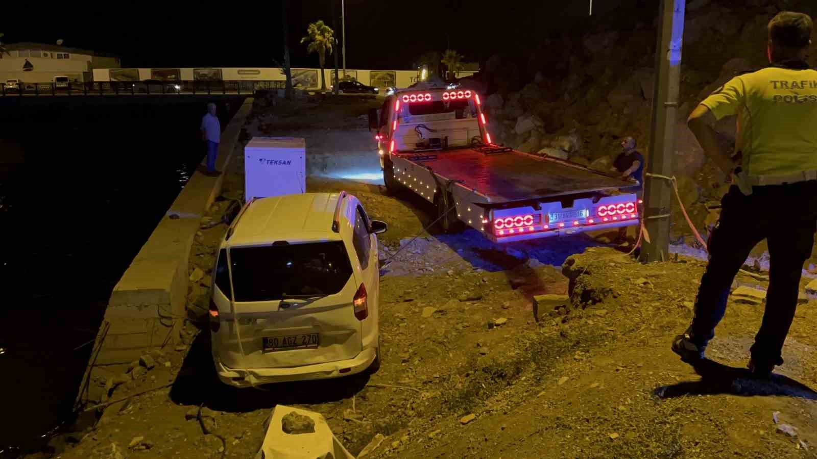Yol sanılan bina enkazına ikinci kez araç uçtu
?v=1