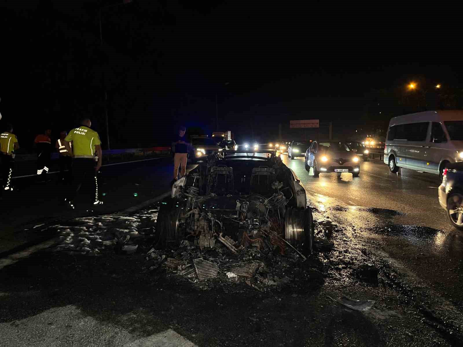 Bahçelievler’de alev alev yanan lüks otomobil hurda yığınına döndü
?v=1