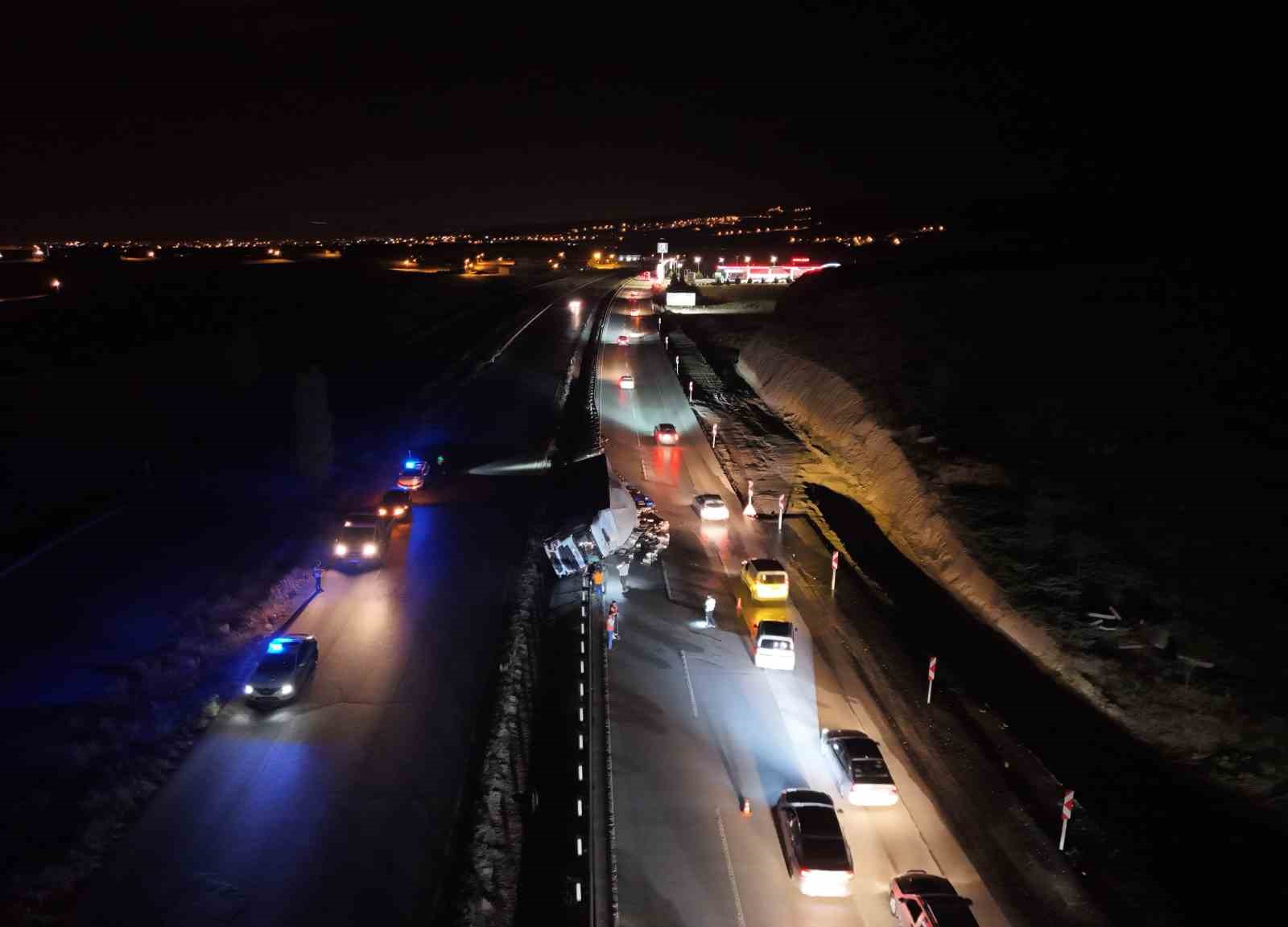 Kırıkkale’de alkol yüklü tır devrildi
?v=1
