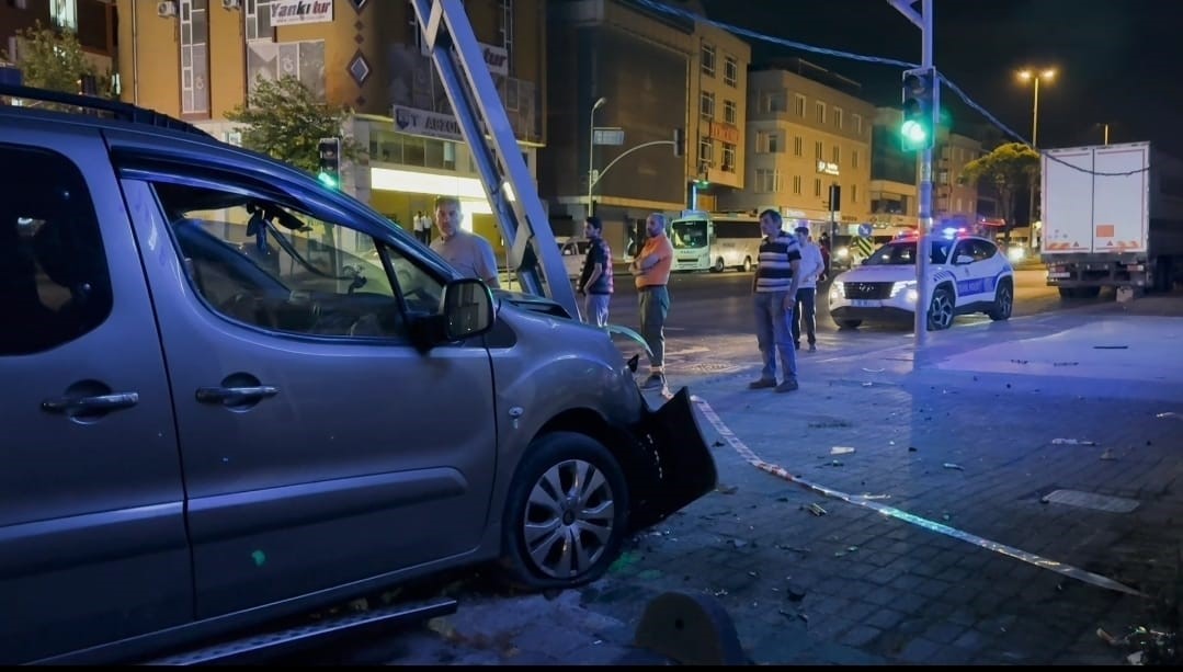 Avcılar’da aşırı hız yapan araç elektrik direğine çarptı: 3 yaralı
?v=1