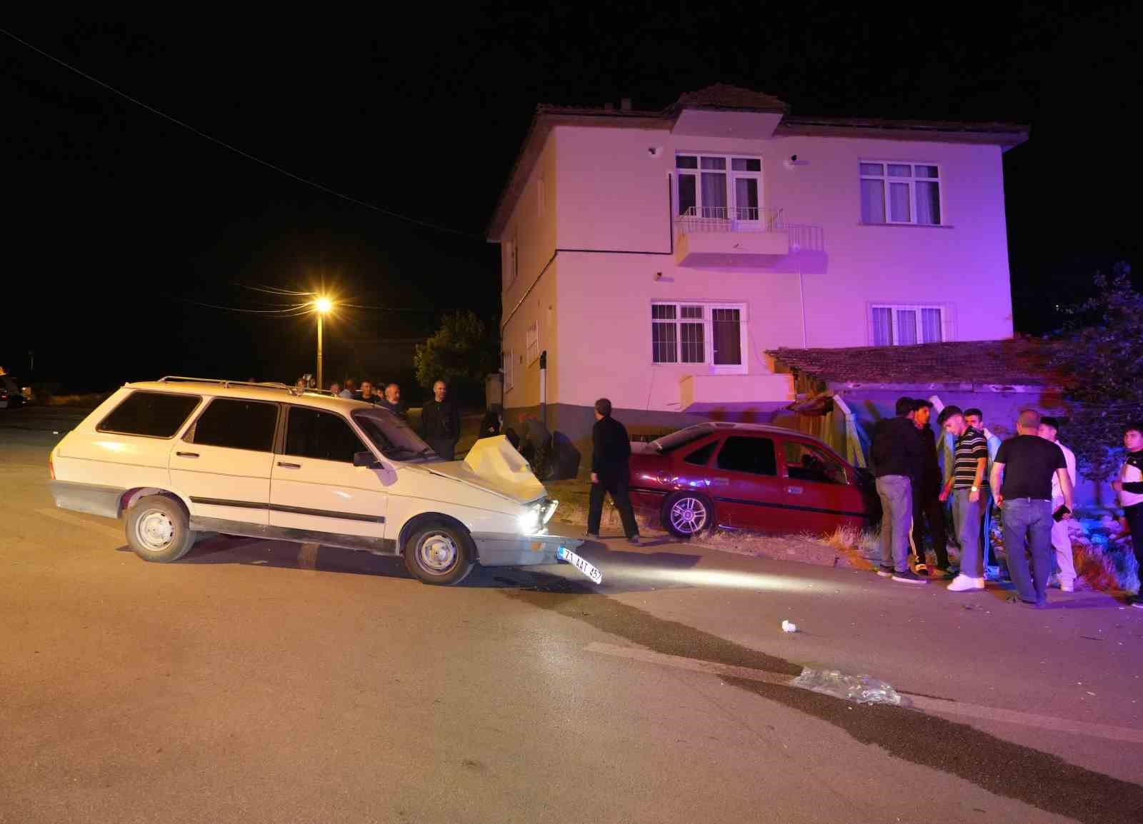 Kırıkkale’de iki otomobil kafa kafaya çarpıştı: 3 yaralı
?v=1