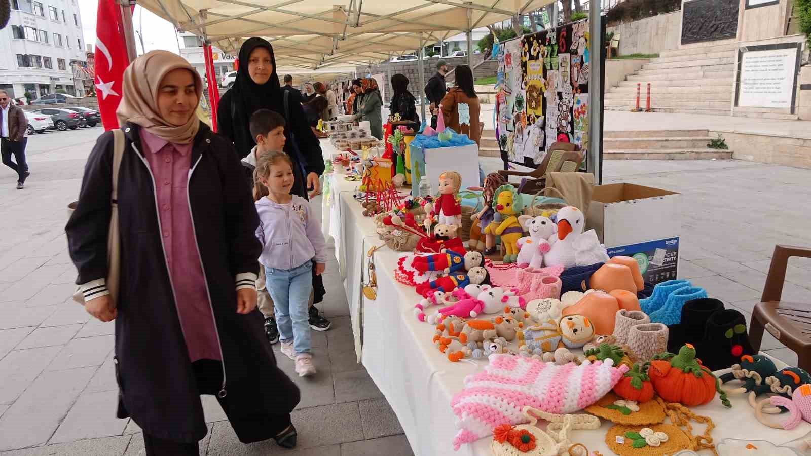 Aile Destek Merkezleri’nde üreten anneler ve çocuklarının ürünleri vatandaşların beğenisine sunuldu
