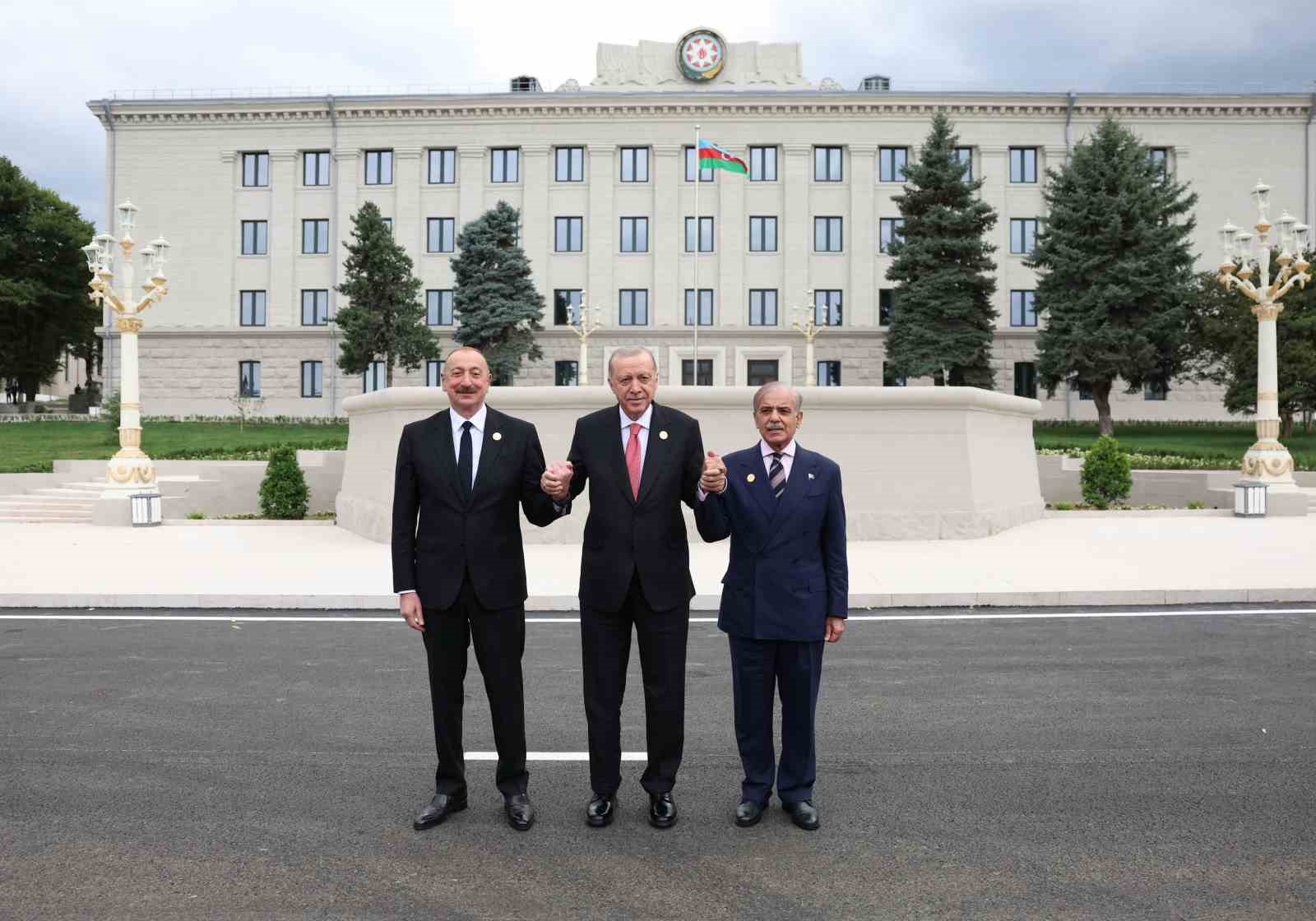 Erdoğan, Hankendi simge binası önünde fotoğraf çektirdi
