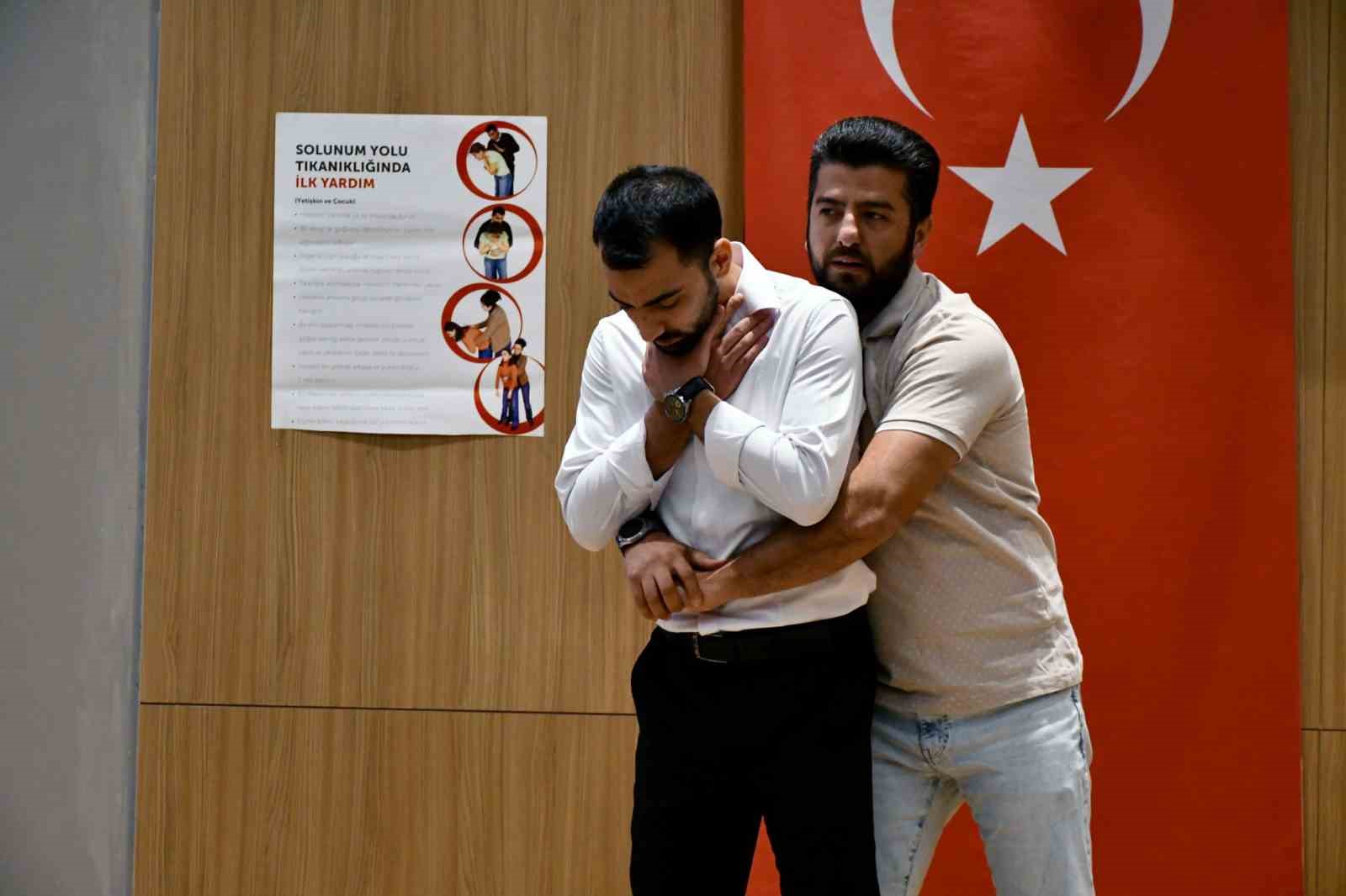 Gaziantep’te binlerce kişiye Heimlich manevrası eğitimi verildi
?v=1