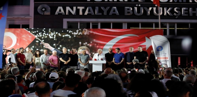 Antalya Büyükşehir Belediyesi önünde Başkan Böcek’e destek mitingi