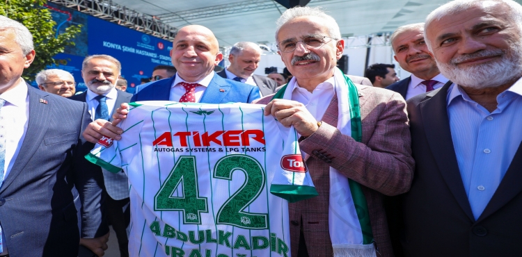 Konyaspor Yönetimi Bakan Uraloğlu'na Forma Hediye Etti