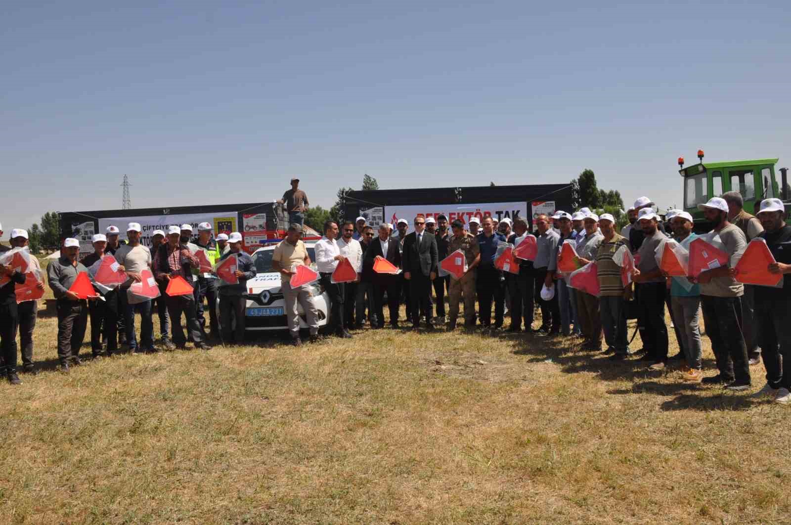 Bulanık’ta traktörlere reflektör takma programı
?v=1