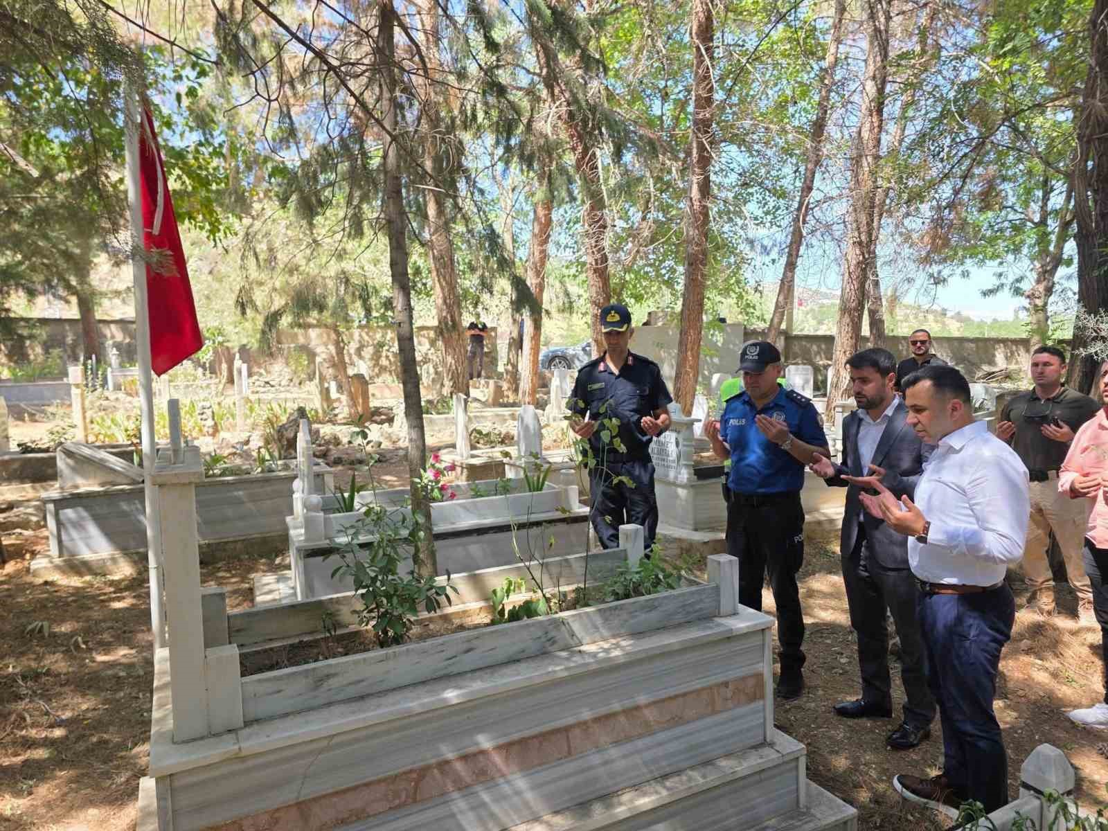 Kaymakam Kadir Algın, deprem şehitliğini ziyaret etti
?v=1
