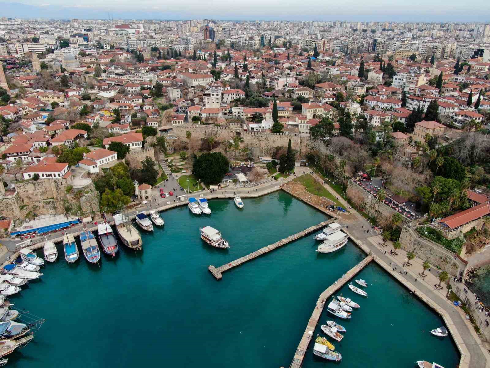 Antalya’da fiyat indirimine rağmen otellerde doluluk beklenti altında kaldı
?v=1