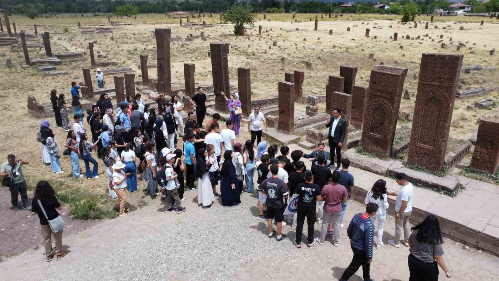 Antalyalı öğrenciler tarihi ilçe Ahlat’ı gezdi
?v=1