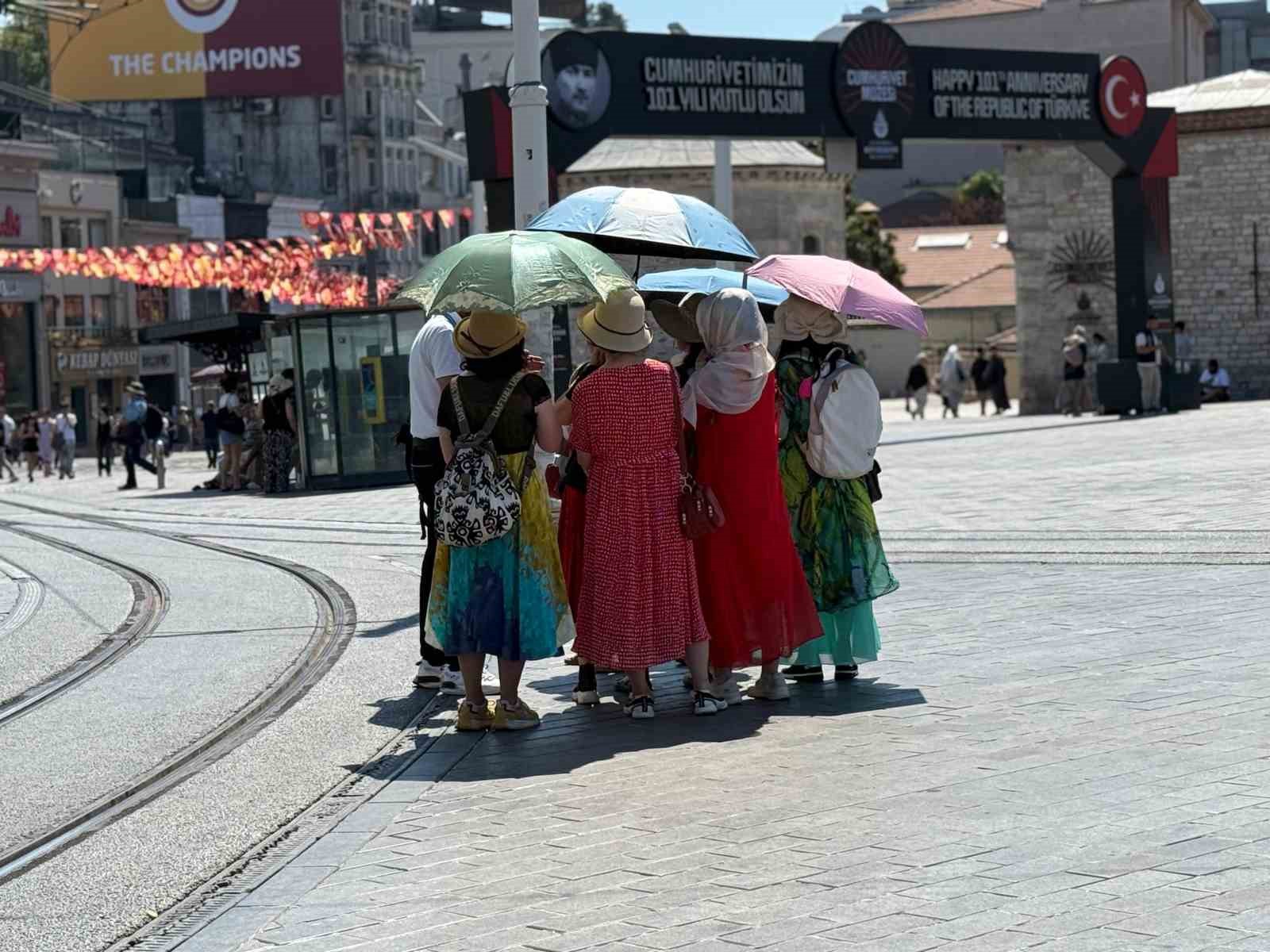Taksim’de sıcak hava bunalttı; kimisi şemsiyle gezdi, kimisi gölgelik alanda dinledi
?v=1