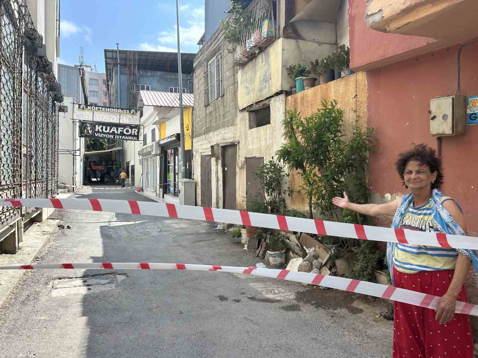 Yoldaki çökmeler evleri tehdit etmeye başladı
?v=1