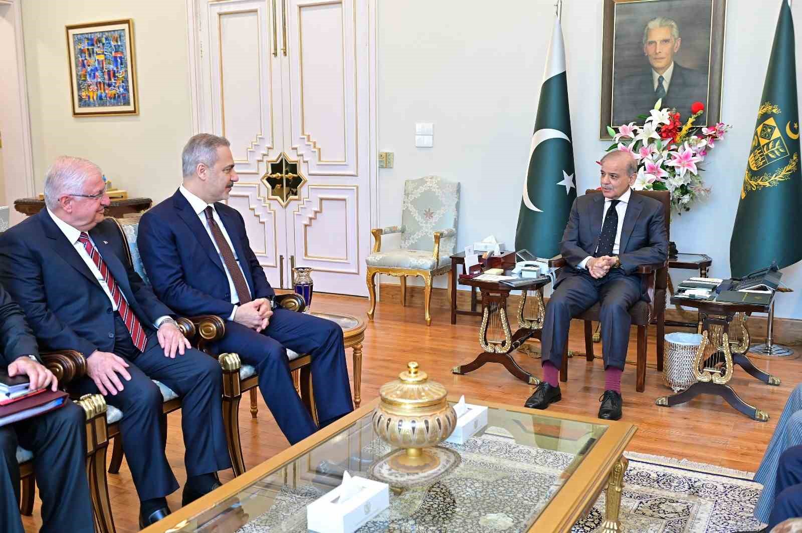 Dışişleri Bakanı Fidan ile Milli Savunma Bakanı Güler, Pakistan Başbakanı Şahbaz Şerif ile görüştü
?v=1