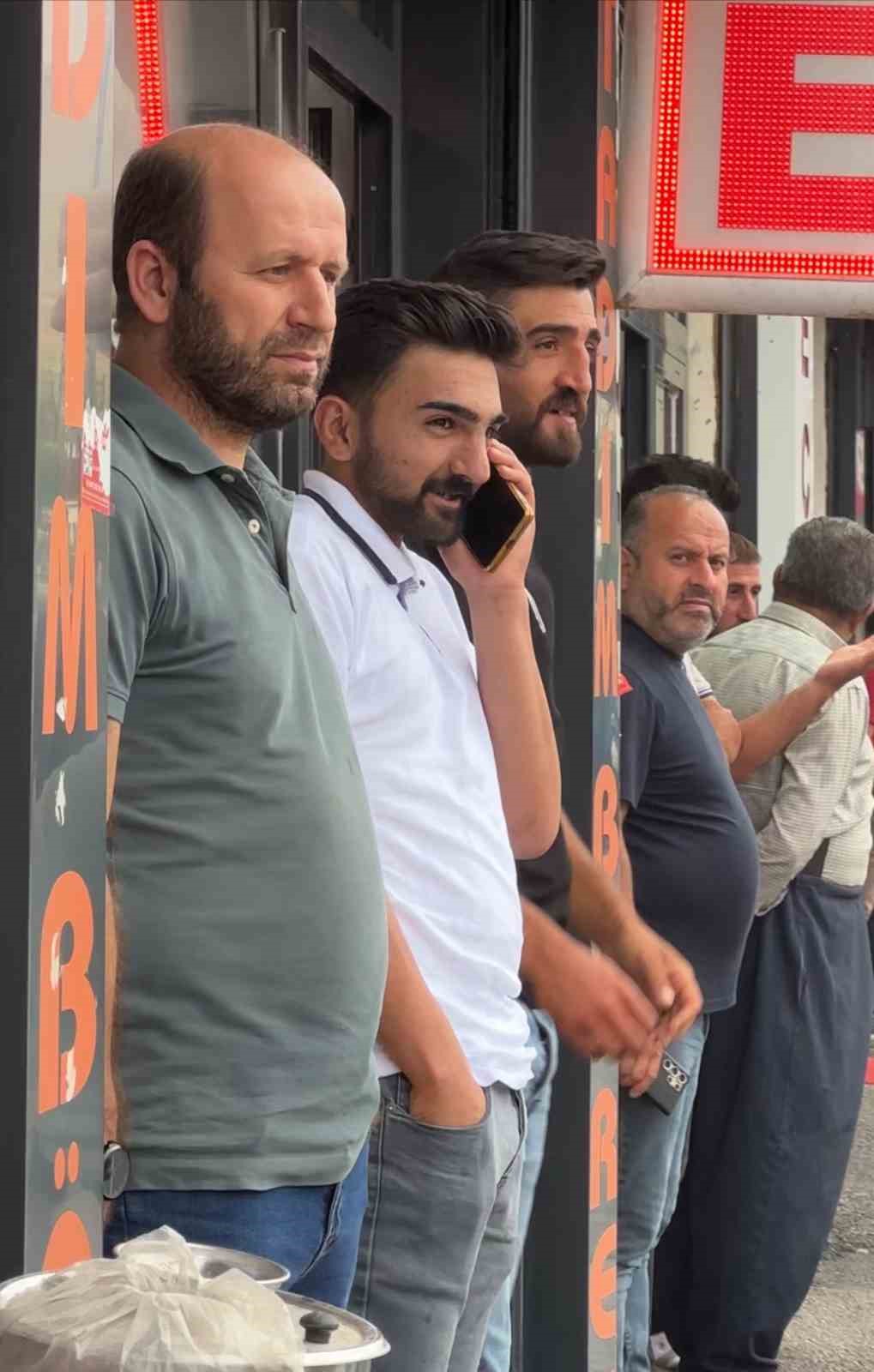 Yüksekova’da serinleten yağış
?v=1