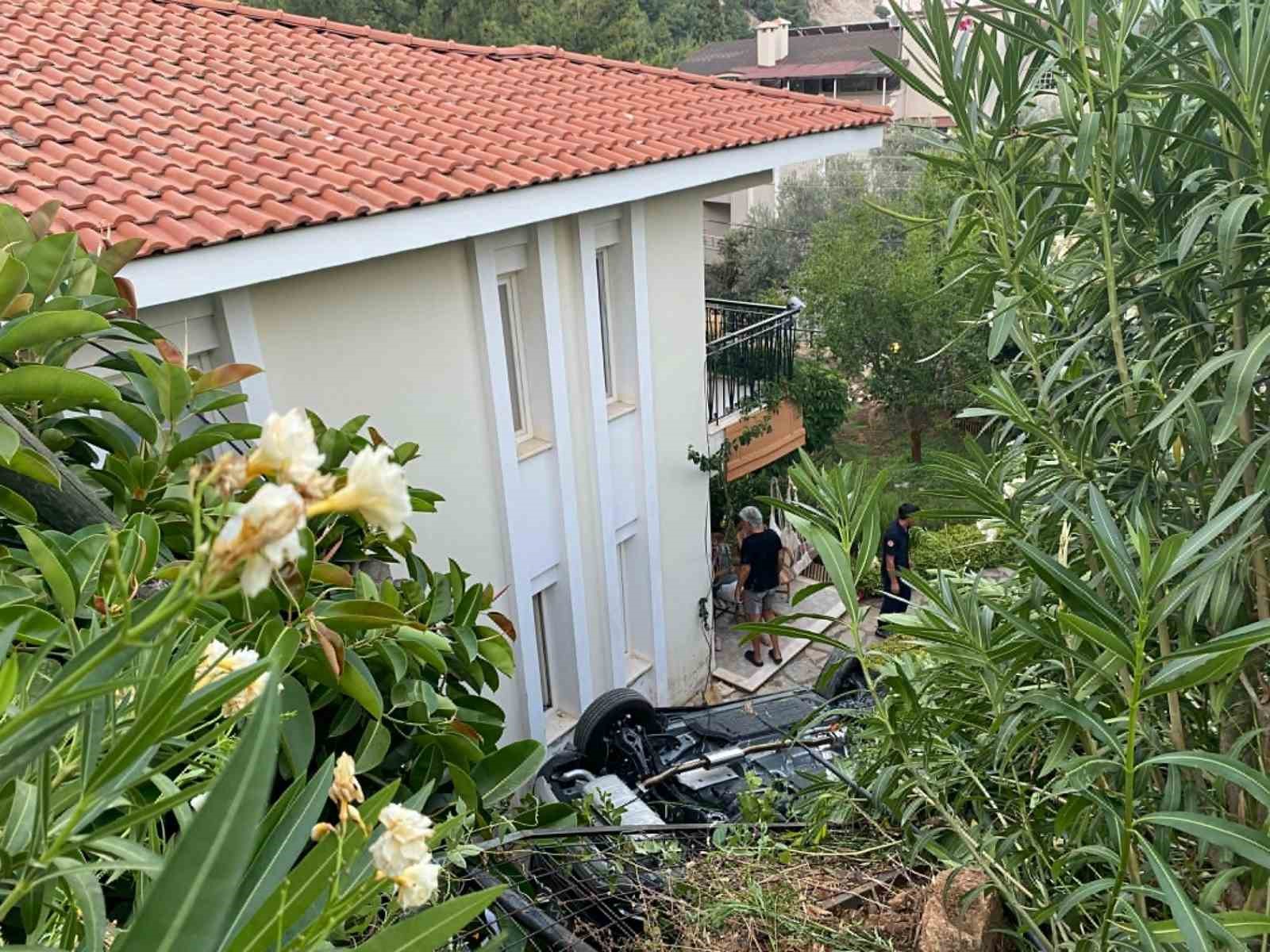 Marmaris’te otomobil evin bahçesine uçtu: 1 ölü, 4 yaralı
?v=1