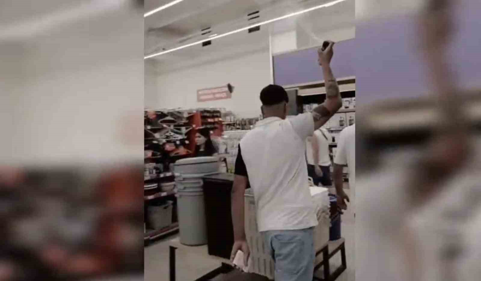 Şanlıurfa’da markette etrafa deodorant sıkan şahıs gözaltına alındı
?v=1