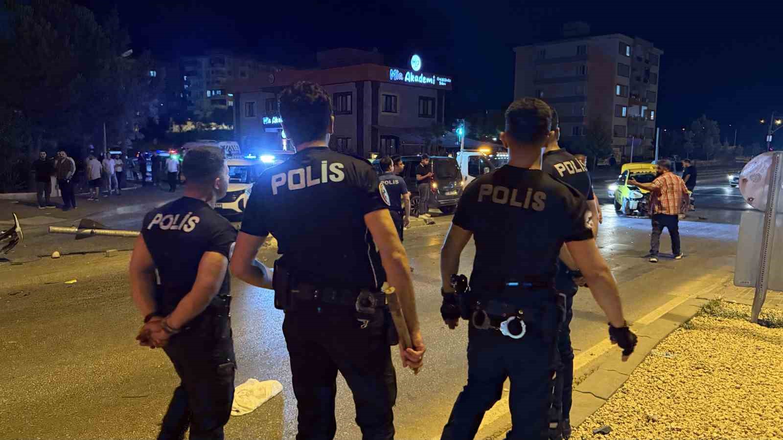 Gaziantep’te 3 otomobilin karıştığı kazada ortalık savaş alanına döndü: 6 yaralı, 12 gözaltı
?v=1