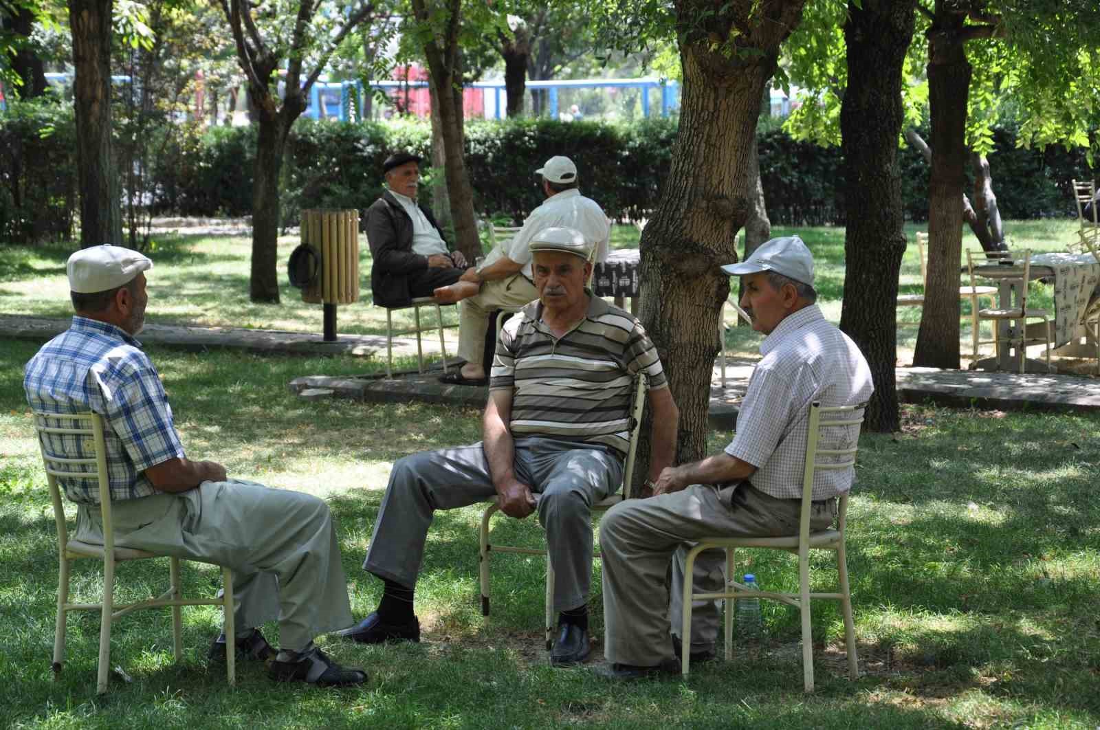 Sıcak havalarda susuzluk hissi olmasa bile her gün en az 2-2,5 litre sıvı tüketilmeli
?v=1