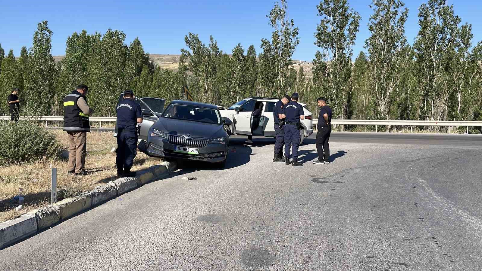 Seyir halindeki araca arkadan çarptı: 5 yaralı
?v=1