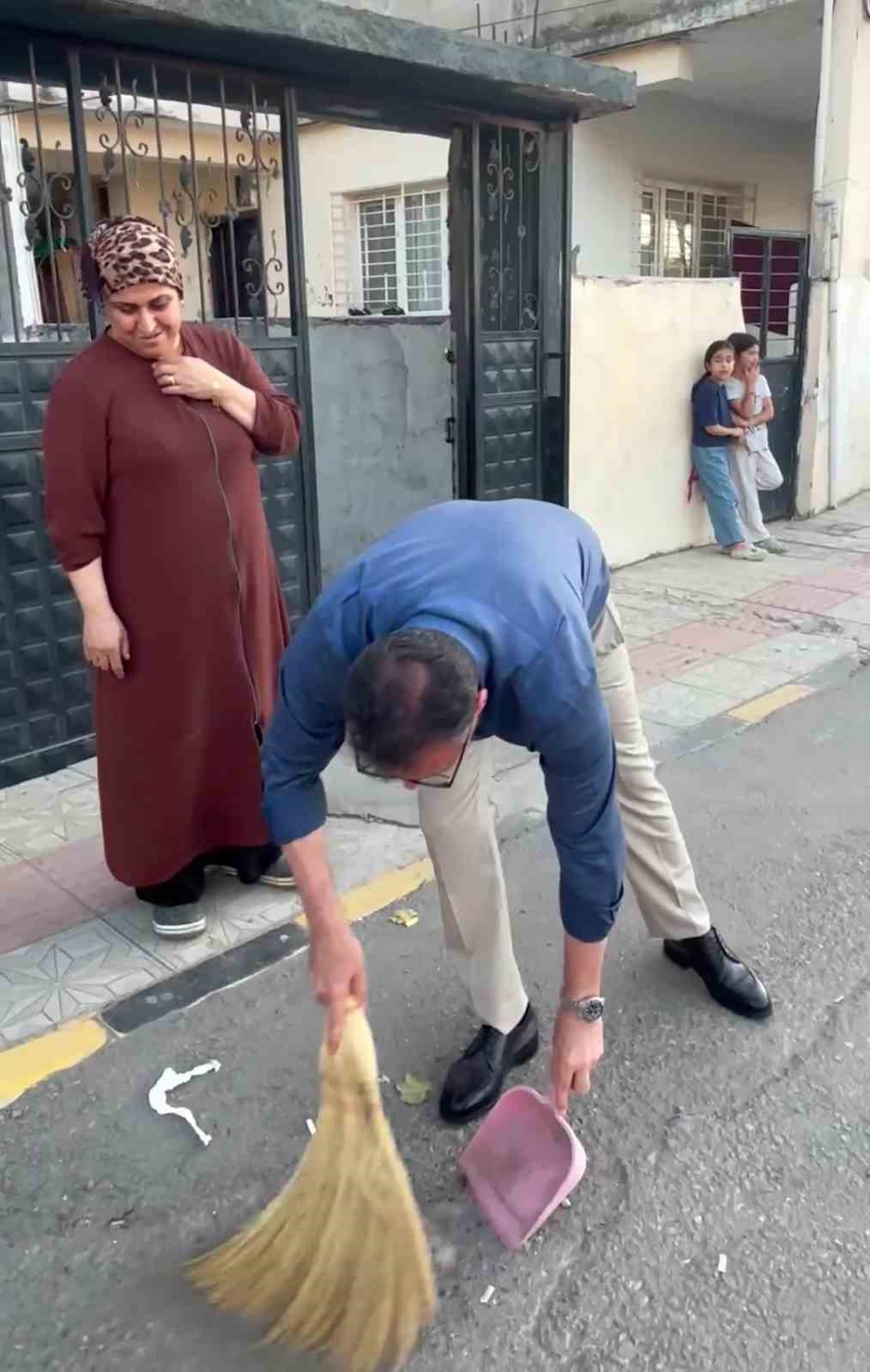Belediye başkanı sokağı süpüren kadının elinden süpürgeyi alıp kendi süpürdü
?v=1