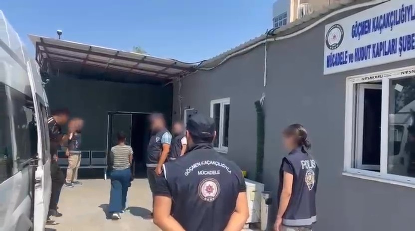 Kamerunlu göçmen kaçakçısı yurt dışına çıkarmaya çalıştığı 11 kişiyle yakalandı
?v=1