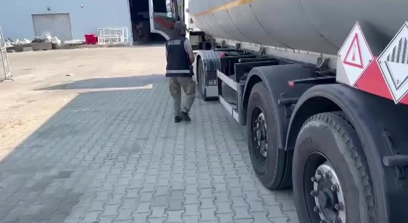 Akaryakıt tankerinden binlerce paket kaçak sigara çıktı
?v=1