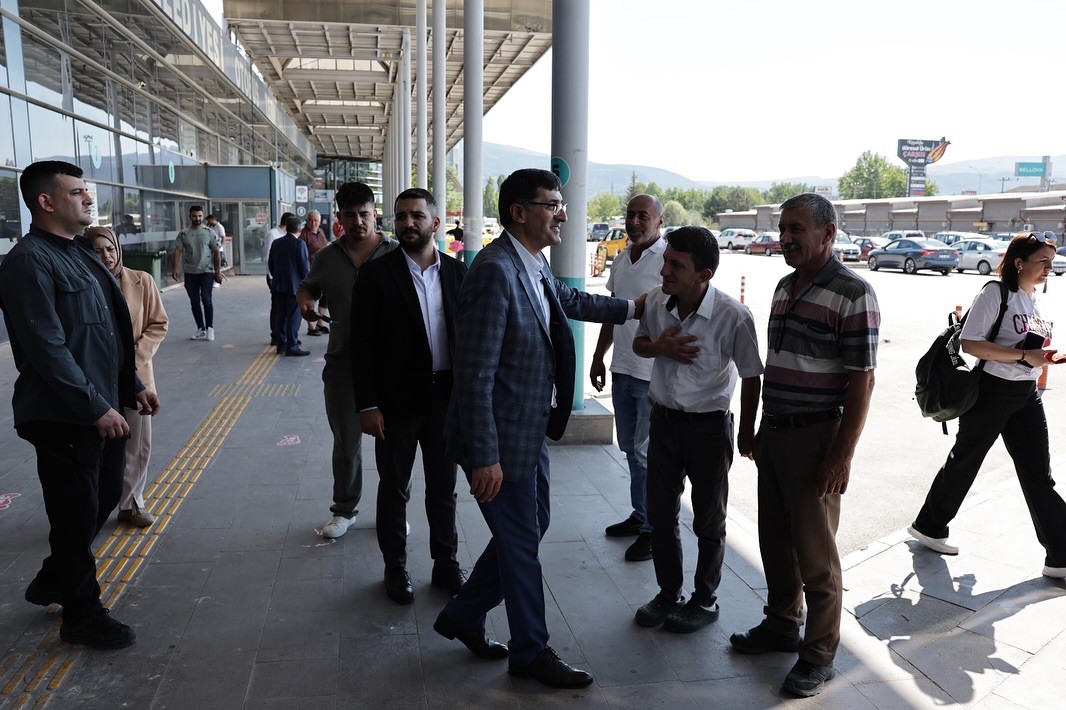 Kütahya Belediye Başkanı Eyüp Kahveci, otobüs terminalinde incelemelerde bulundu
?v=1