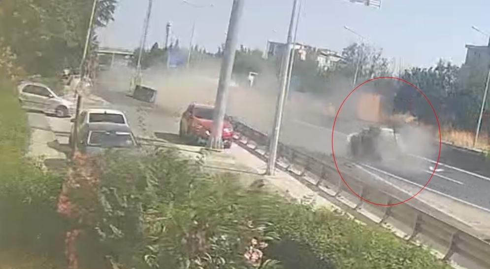Bariyerlere saplanan otomobilin takla attığı feci kaza kamerada: 3 yaralı
?v=1