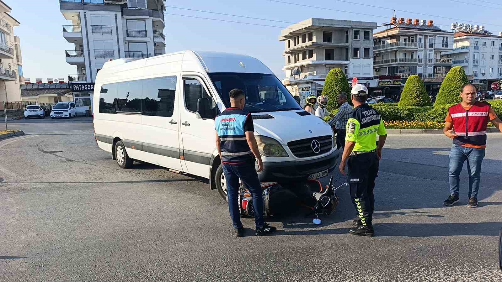 Minibüsün altında kalmaktan kıl payı kurtuldu
?v=1